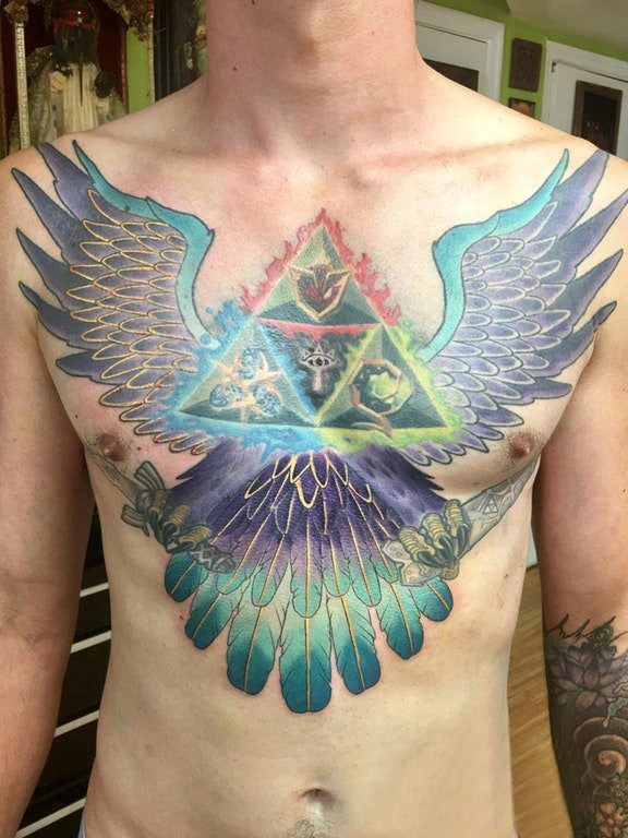 彩绘纹身 男生胸部三角形和动物纹身图片