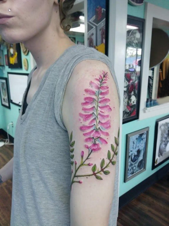 大臂纹身图 女生手臂上彩色的植物纹身图片