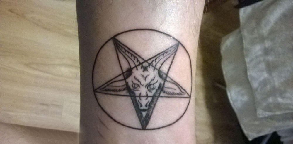几何元素纹身 男生小腿上黑色的五角星纹身图片