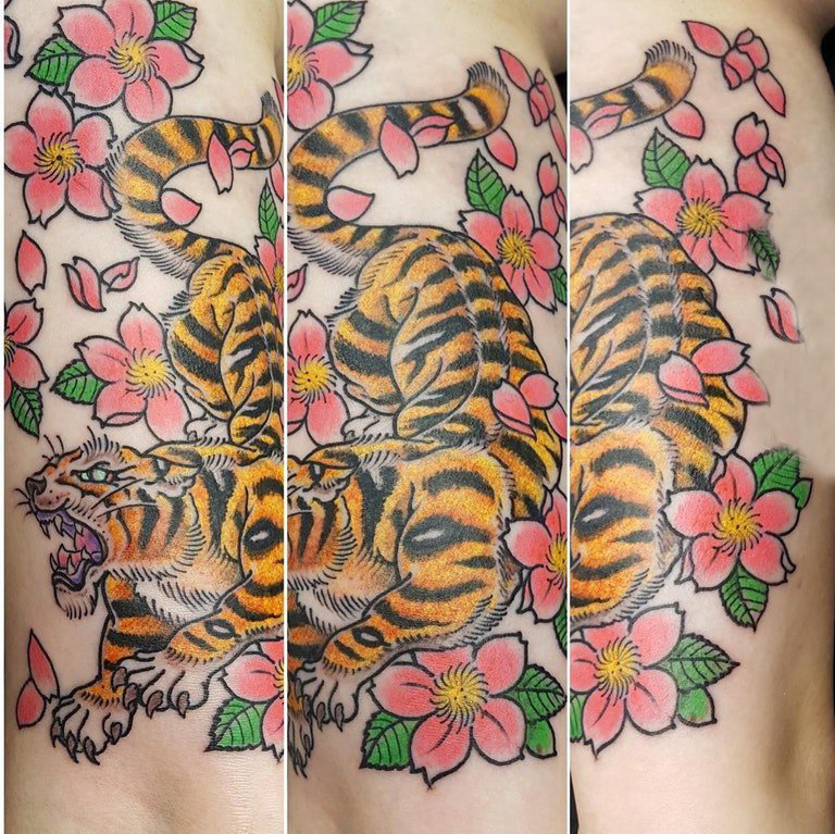 老虎图腾纹身 男生手臂上花朵和老虎纹身图片