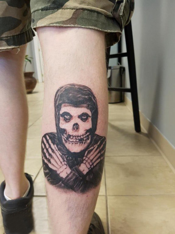欧美小腿纹身 男生小腿上经典的骷髅纹身图片