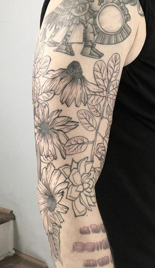 手臂简单线条纹身 男生手臂上黑色的花朵纹身图片