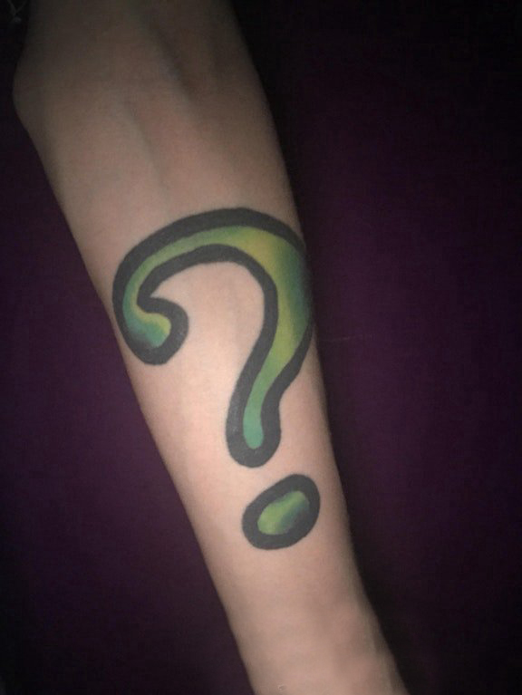 纹身符号 男生手臂上彩色的问号纹身图片