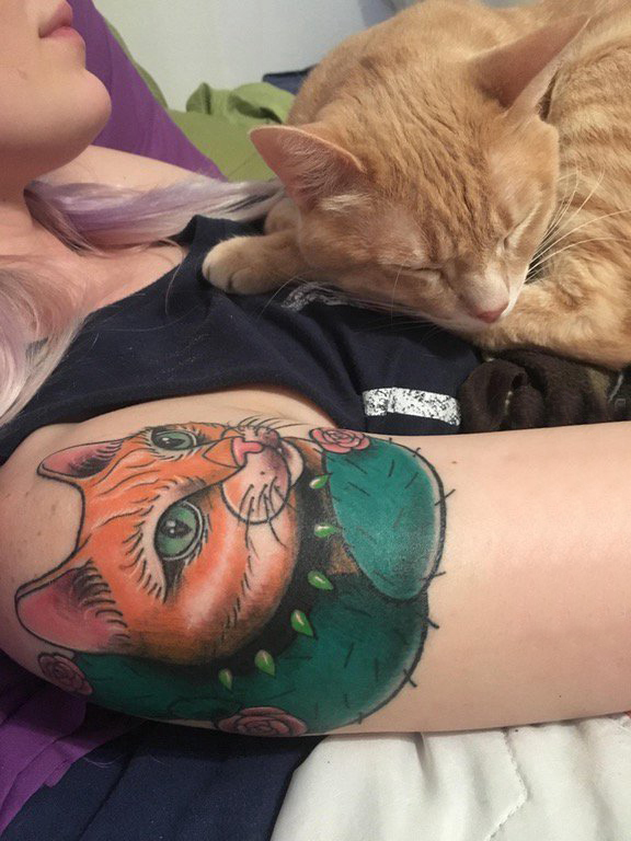 纹身猫咪 女生手臂上彩绘纹身猫咪图片