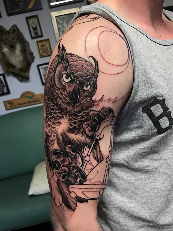 纹身猫头鹰 男生手臂上素描纹身猫头鹰图片