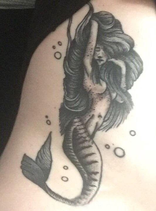 纹身美人鱼图案 女生后背黑灰纹身美人鱼图案