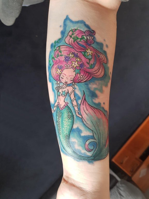 纹身美人鱼图案 女生手臂上彩绘纹身美人鱼图案