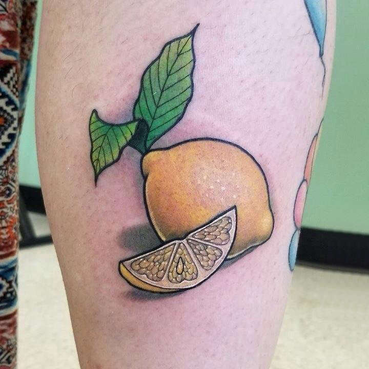 纹身柠檬水 女生大腿上彩色的柠檬纹身图片