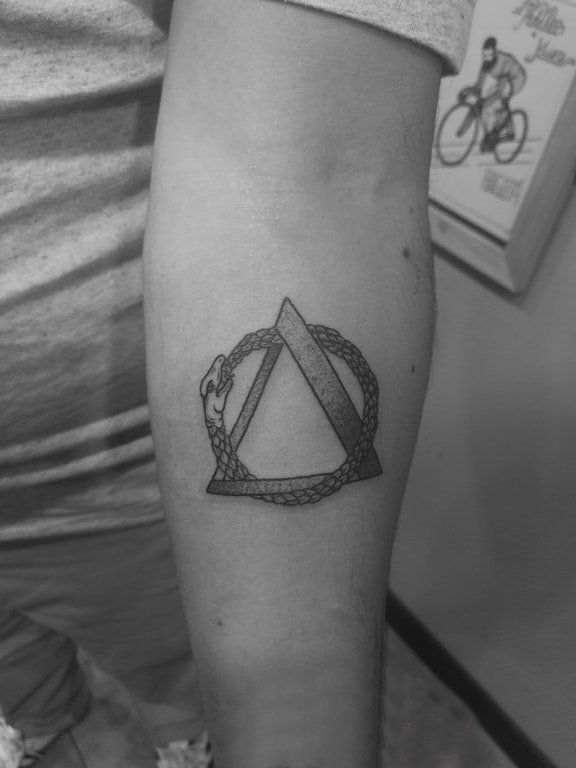 纹身三角形 男生手臂上黑灰纹身三角形图片