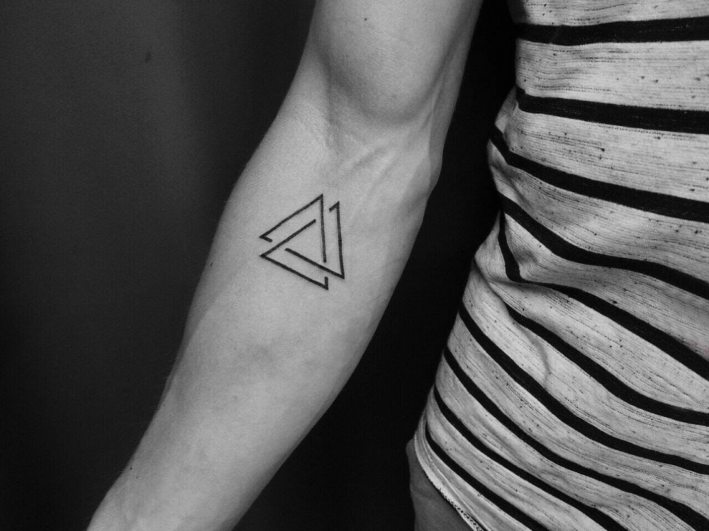 纹身三角形 男生手臂上黑色纹身三角形图片