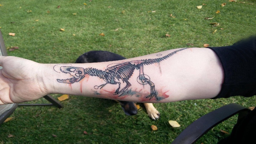 德国恐龙纹身 男生手臂上彩色的恐龙骨头纹身图片