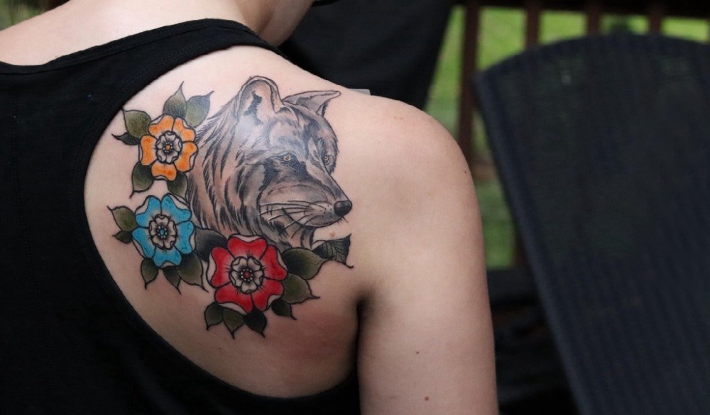 后肩纹身 女生后肩上花朵和狼头纹身图片