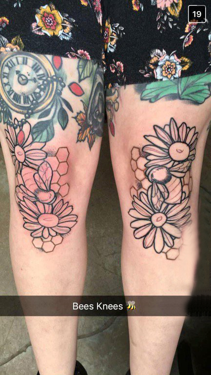 花朵纹身 女生大腿上简单线条纹身花朵图案