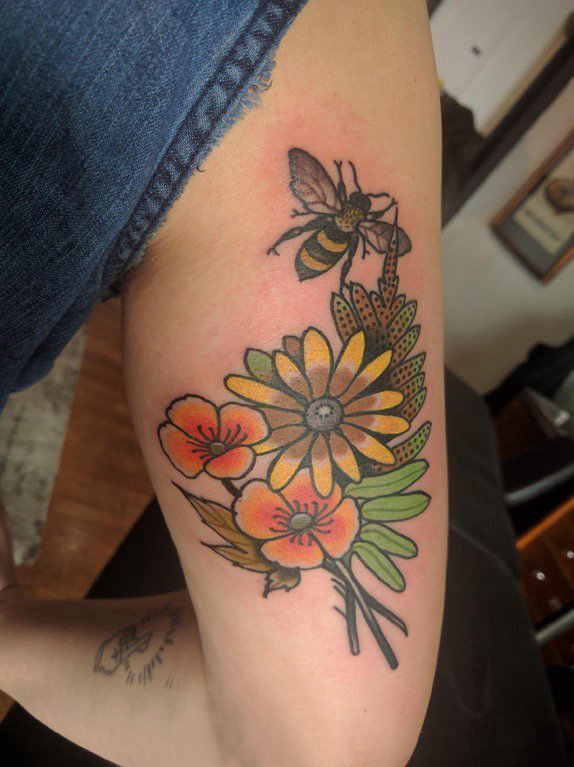 花朵纹身 女生手臂上文艺花朵纹身彩绘图片