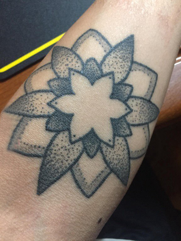 花朵纹身 女生手臂上小清新文艺纹身花朵图案