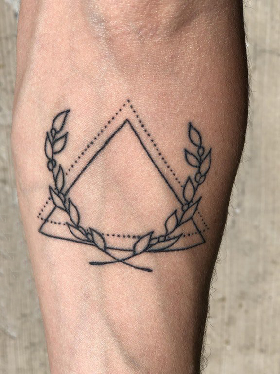 极简线条纹身 男生手臂上植物藤和三角形纹身图片