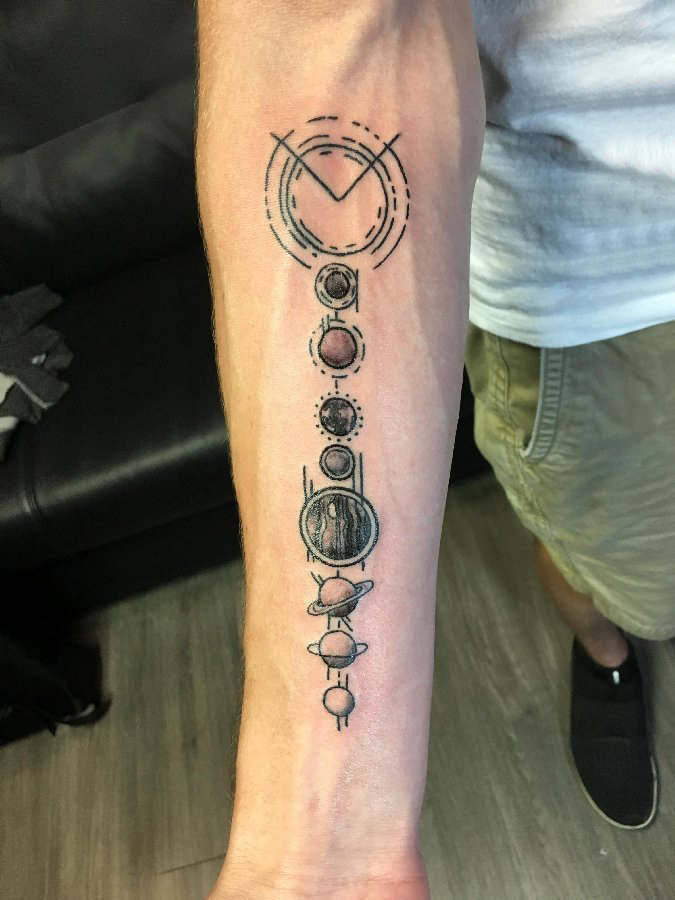 几何元素纹身 男生手臂上黑色的星球纹身图片