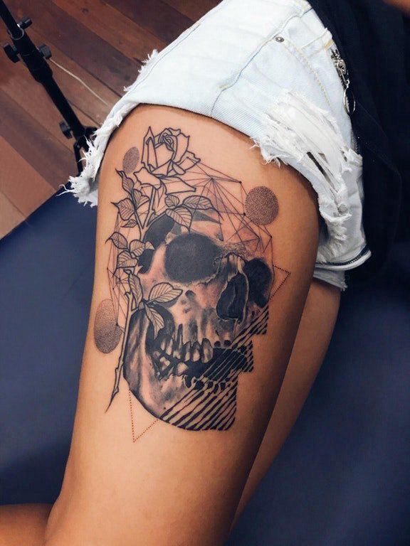 骷髅纹身 女生大腿上骷髅纹身花朵图片