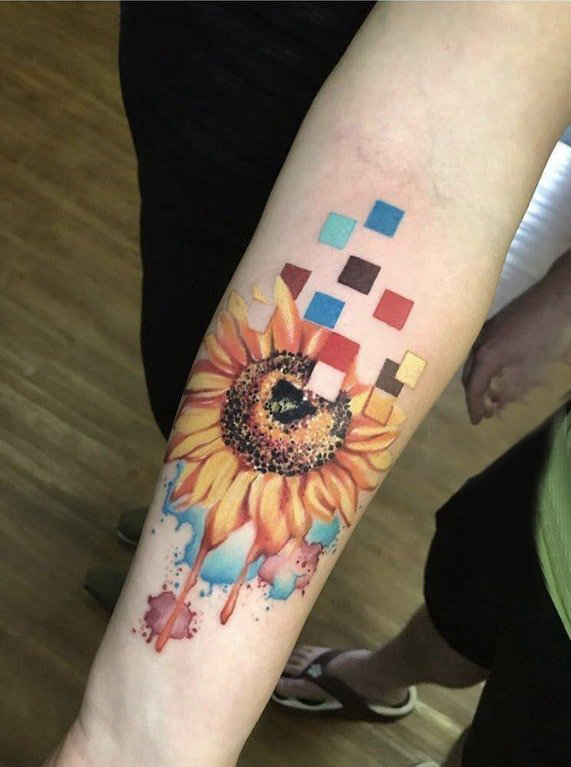 泼墨纹身素材 女生手臂上彩色的向日葵纹身图片