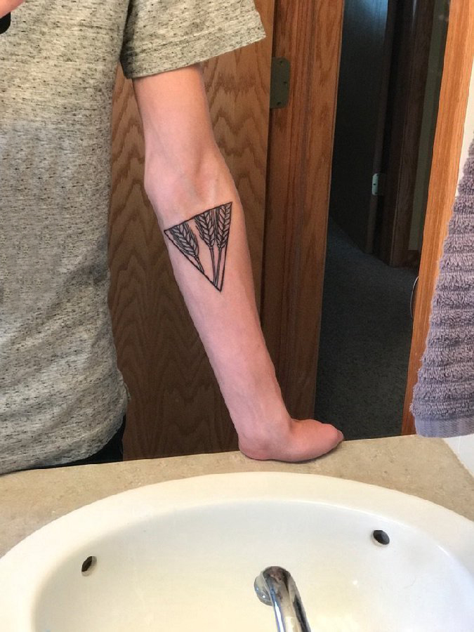 三角形纹身图 男生手臂上精致的三角形纹身图片