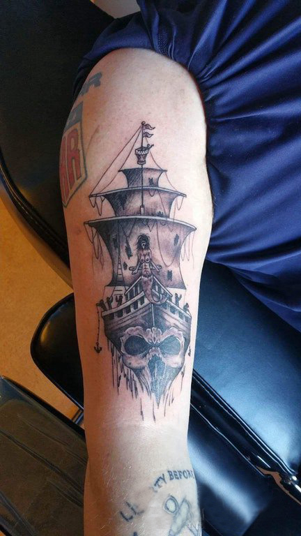 手臂纹身素材 男生手臂上海盗船和骷髅纹身图片
