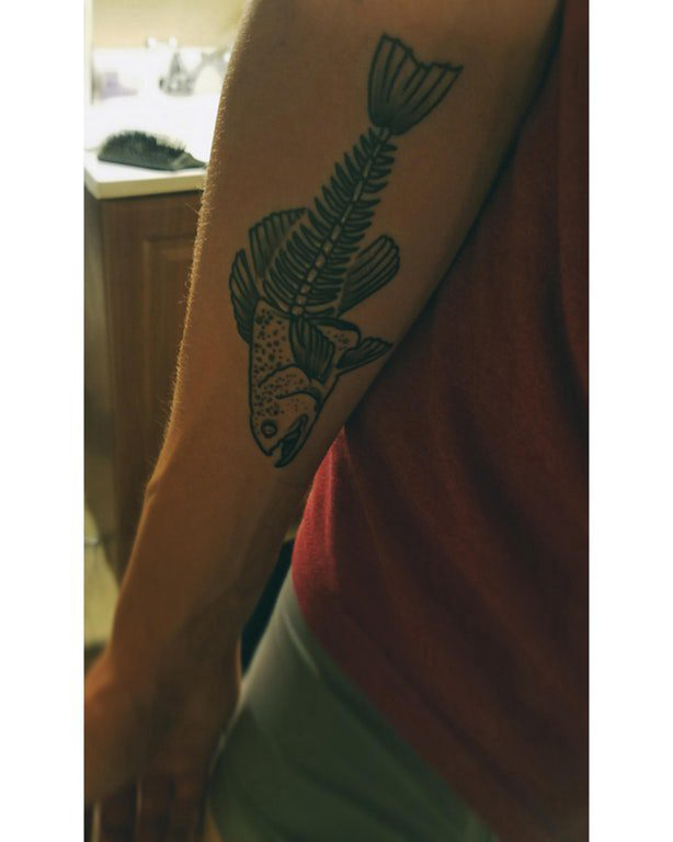 手臂纹身素材 男生手臂上黑色的动物纹身图片