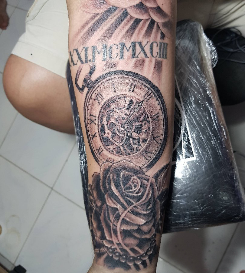 手臂纹身素材 男生手臂上花朵和时钟纹身图片