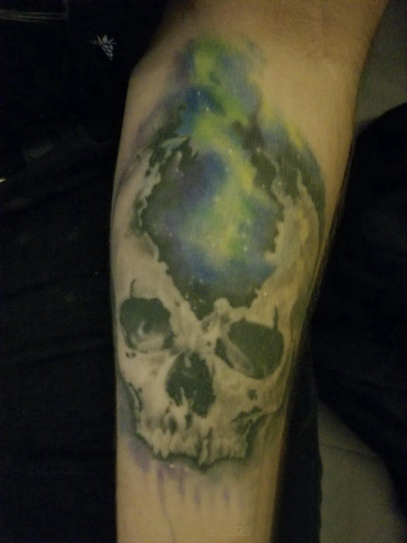 手臂纹身素材 男生手臂上星空和骷髅纹身图片