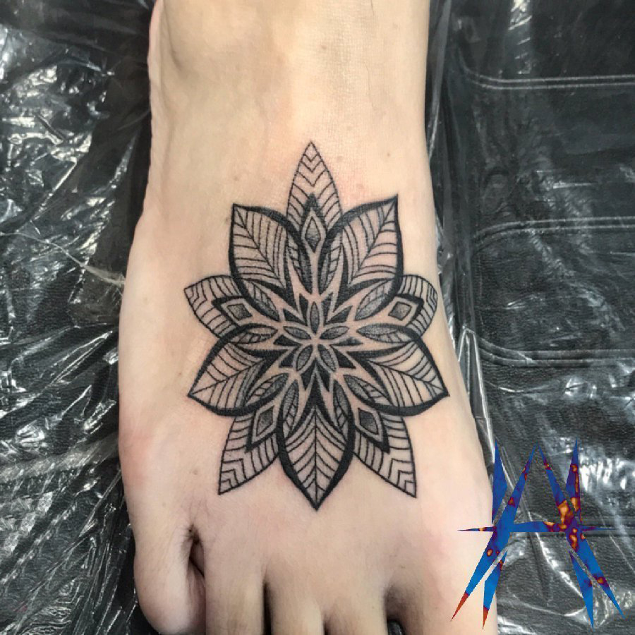 脚背纹身 女生脚背上黑色的花朵纹身图片