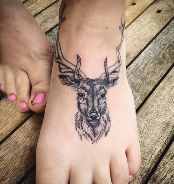 脚背纹身 女生脚背上黑色的鹿纹身图片