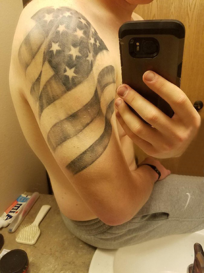 美国国旗纹身 男生手臂上黑色的旗帜纹身图片