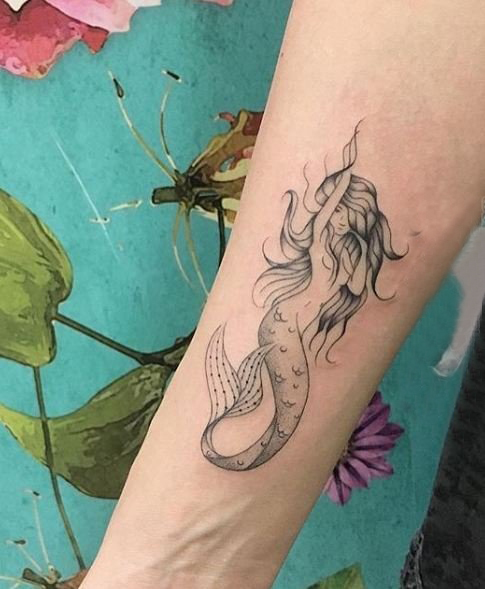 美人鱼花臂纹身 女生手臂上黑色的美人鱼纹身图片