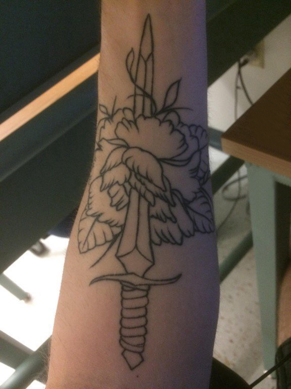 欧美匕首纹身 男生手臂上欧美匕首纹身花朵图案