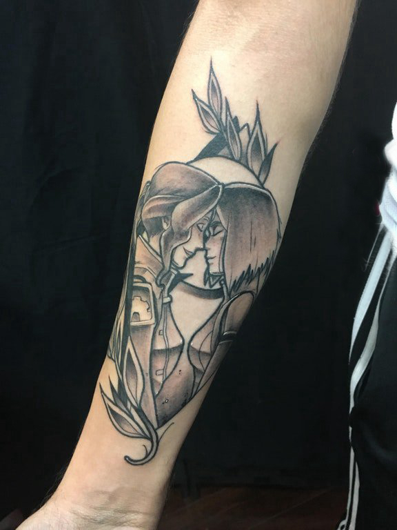人物肖像纹身 男生手臂上植物和情侣纹身图片