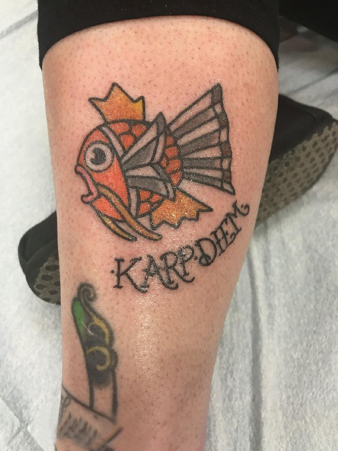 神奇宝贝纹身 男生小腿上英文和鲤鱼王纹身图片