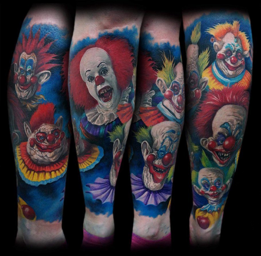 手臂纹身素材 男生手臂上彩色的小丑纹身图片