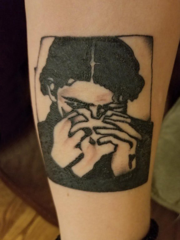 手臂纹身素材 男生手臂上黑色的人物纹身图片