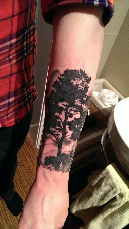 树纹身 男生手臂上树纹身黑色图片
