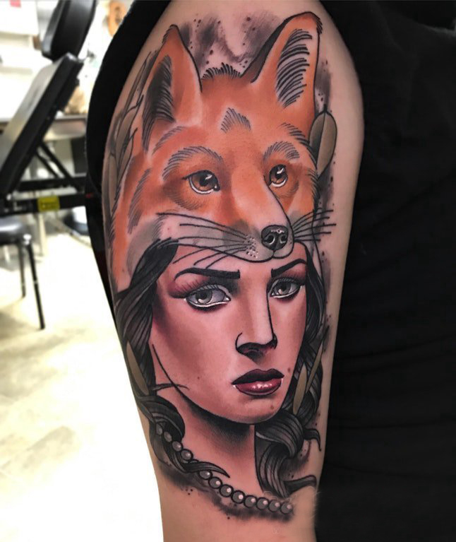 双大臂纹身 男生大臂上狐狸和人物肖像纹身图片