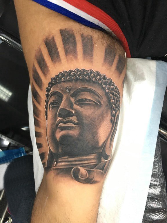 纹身佛像图 男生手臂上黑灰的佛像纹身图片