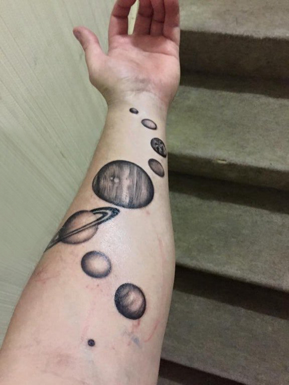 纹身黑色 男生手臂上黑色的星球纹身图片