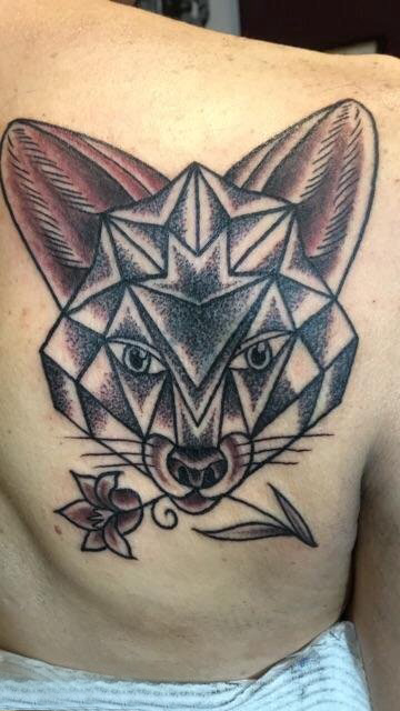纹身后背女 女生后背上花朵和狐狸纹身图片
