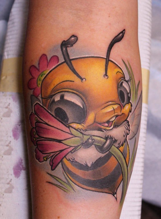 纹身卡通 女生手臂上花朵和蜜蜂纹身图片