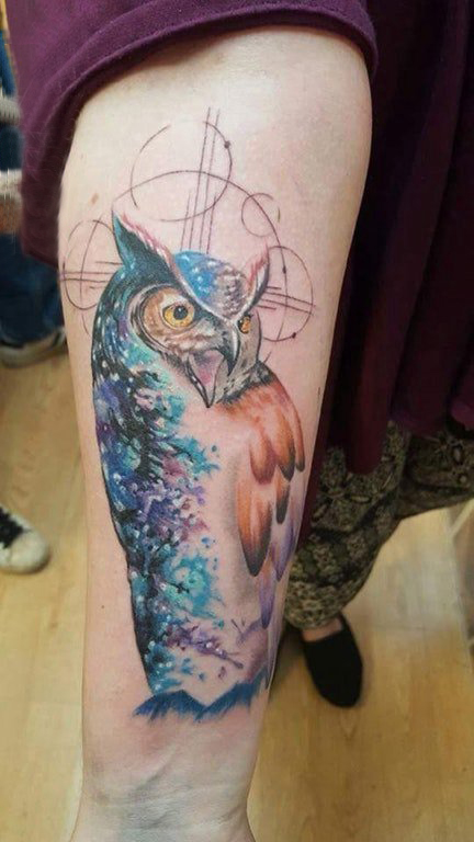 纹身猫头鹰 女生手臂上彩色的猫头鹰纹身图片