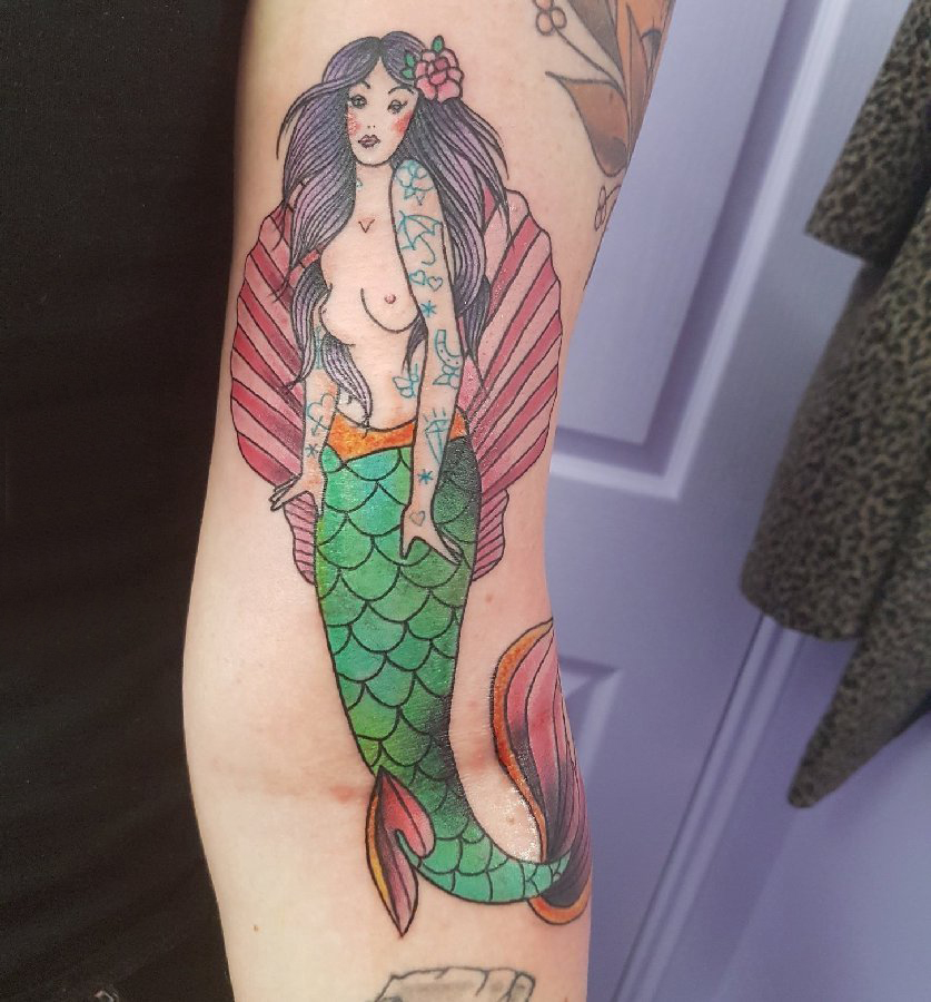 纹身美人鱼图案 男生手臂上彩绘纹身美人鱼图案