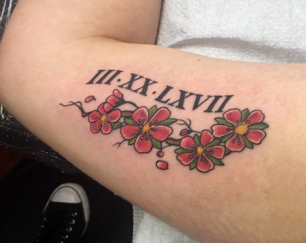 纹身手臂女生 女生手臂上罗马数字和花朵纹身图片