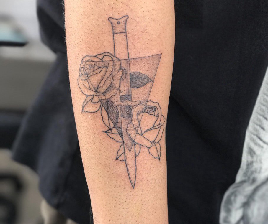 纹身手臂女生 女生手臂上三角形和玫瑰花纹身图片