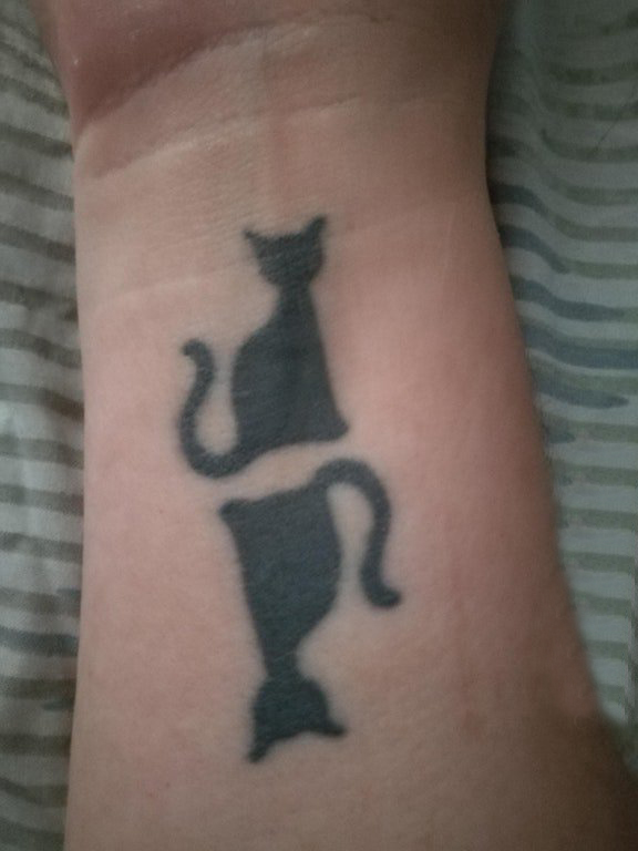 纹身手腕宠物 女生手腕上黑色的猫咪纹身图片