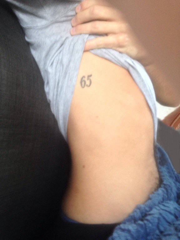 纹身数字设计 男生侧腰上黑色的数字纹身图片