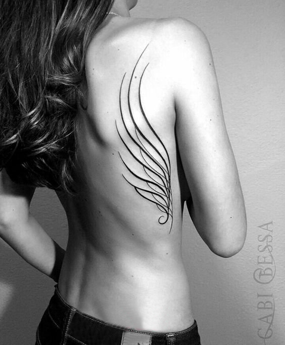 纹身天使翅膀女 女生后背上黑色的翅膀纹身图片